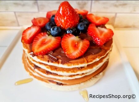 Fluffy American Pancakes with Strawberries